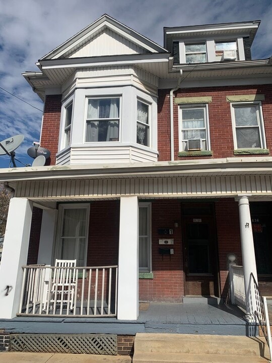 838 W Washington St in Hagerstown, MD - Building Photo