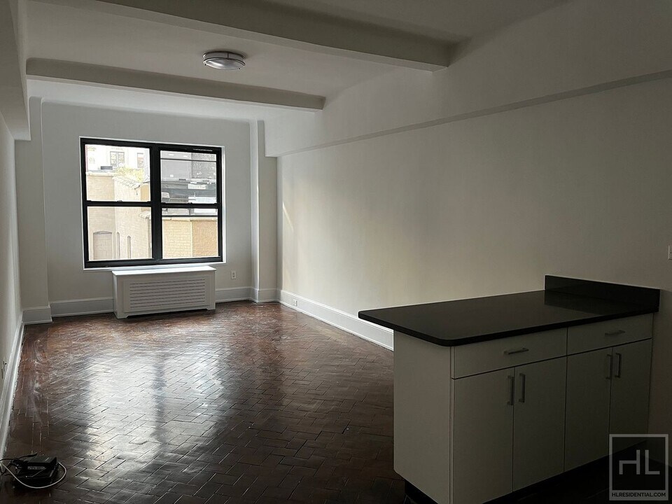 WEST 73 STREET in New York, NY - Building Photo