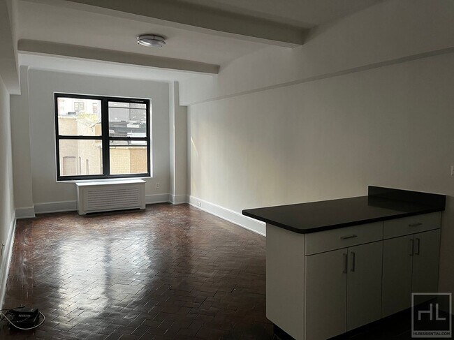 160 W 73rd St