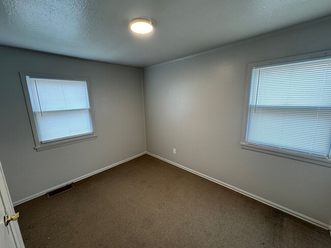 2462 N Chautauqua Ave in Wichita, KS - Building Photo - Building Photo