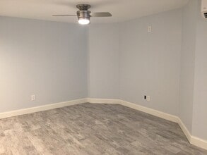 16 Sherwood Dr in Shoreham, NY - Foto de edificio - Building Photo