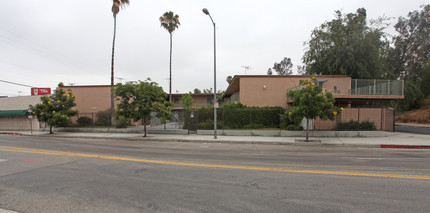 5204 Fallbrook Ave in Woodland Hills, CA - Building Photo - Building Photo