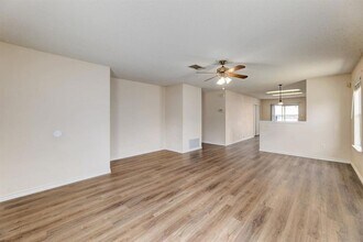 2101 Parksville Way in Cedar Park, TX - Foto de edificio - Building Photo