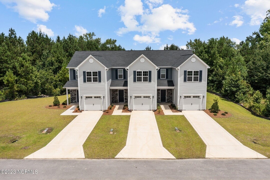 227 Verrazzano Ln in Jacksonville, NC - Building Photo