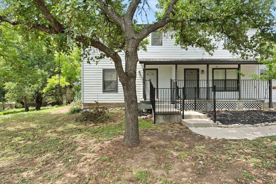 15205 Cavalier Canyon Dr, Unit A in Lakeway, TX - Building Photo