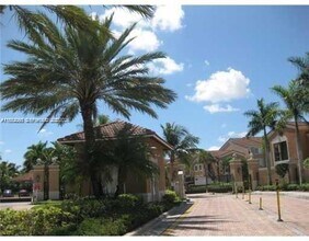 8070 N Nob Hill Rd in Tamarac, FL - Building Photo - Building Photo