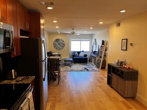 909 Reinli St, Unit 213 in Austin, TX - Foto de edificio - Building Photo