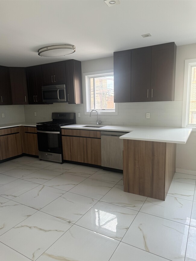 524 56th St in West New York, NJ - Building Photo - Building Photo