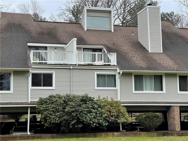 301 Post Rd E in Westport, CT - Foto de edificio - Building Photo
