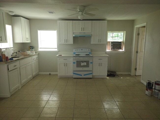 12202 Stewart Rd in Galveston, TX - Foto de edificio - Building Photo
