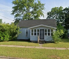 589 E Isabella Ave in Muskegon, MI - Building Photo