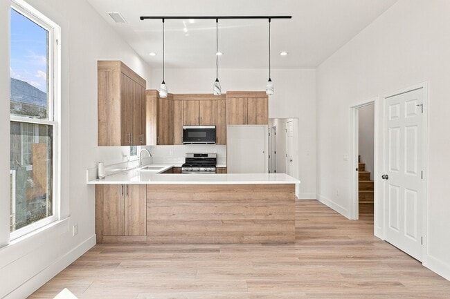 3410 W 27th St, Unit 3410