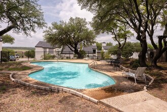 1029 Parkview Dr in Canyon Lake, TX - Foto de edificio - Building Photo