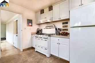 36 Canal Ln in Walnut Creek, CA - Building Photo - Building Photo
