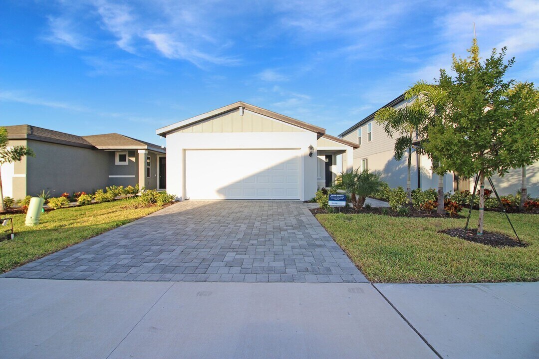 555 Sun Chaser Dr in Nokomis, FL - Building Photo