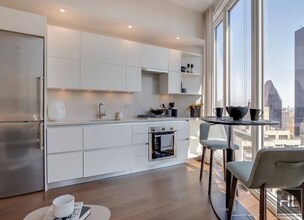 East 44th Street, Unit 28F in New York, NY - Foto de edificio - Building Photo