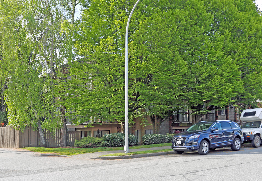 Jordan Manor in Vancouver, BC - Building Photo
