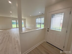 15 Lindsey Cir in Old Bridge, NJ - Building Photo - Building Photo