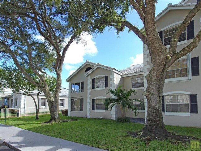 2811 N Oakland Forest Dr in Oakland Park, FL - Building Photo - Building Photo