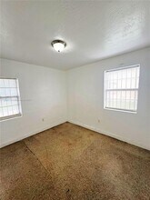 3235 NW 48th St in Miami, FL - Building Photo - Building Photo