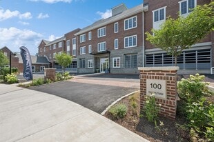 100 E Putnam Ave in Greenwich, CT - Building Photo