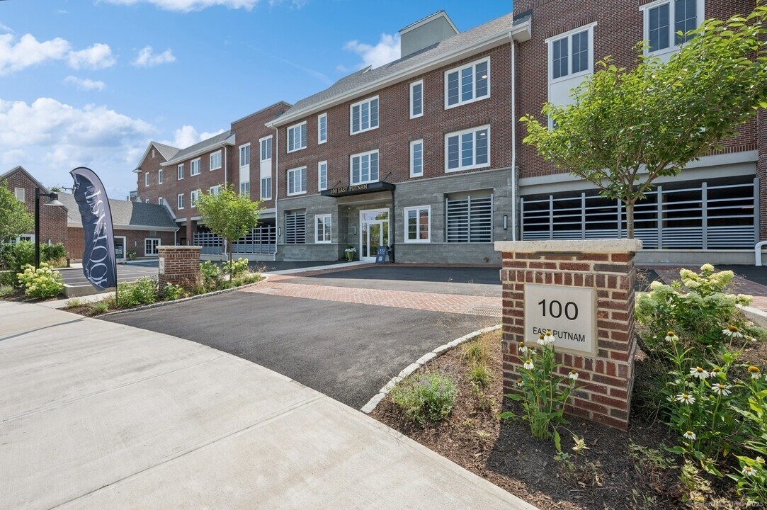 100 E Putnam Ave in Greenwich, CT - Building Photo