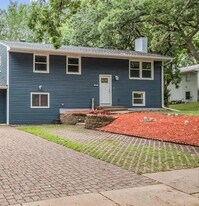 16477 21st St S in Lakeland, MN - Building Photo