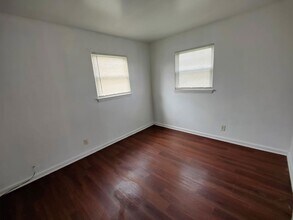 384 W Indian Trail in Aurora, IL - Building Photo - Building Photo