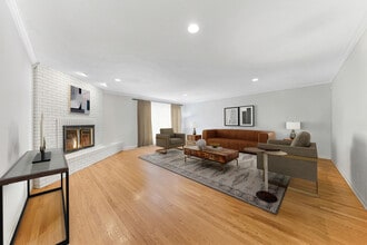 390 S Basswood Rd in Lake Forest, IL - Building Photo - Building Photo