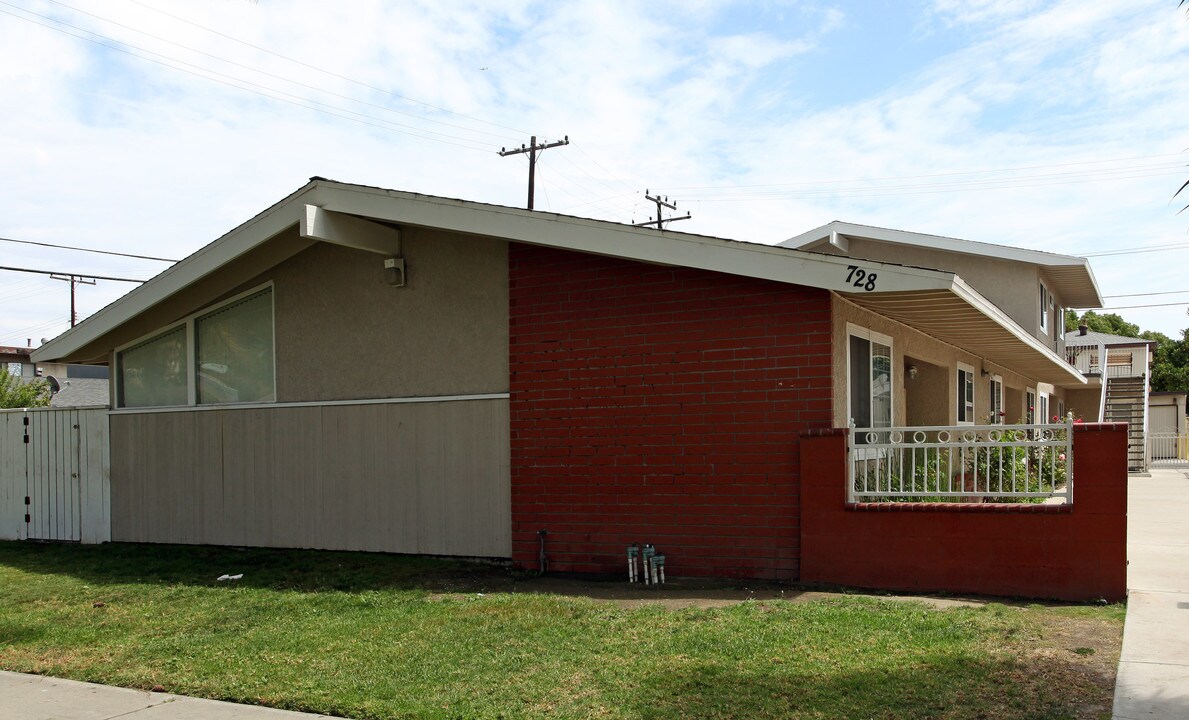 728 W Provential Dr in Anaheim, CA - Building Photo