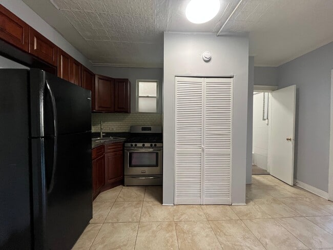 391 Avenue C, Unit 2 in Bayonne, NJ - Foto de edificio - Building Photo