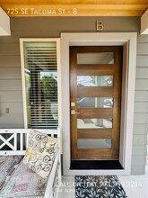 725 SE Tacoma St in Portland, OR - Building Photo - Building Photo