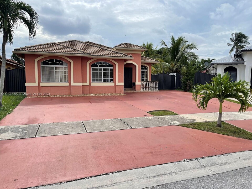 7772 NW 200th Ln in Hialeah, FL - Building Photo