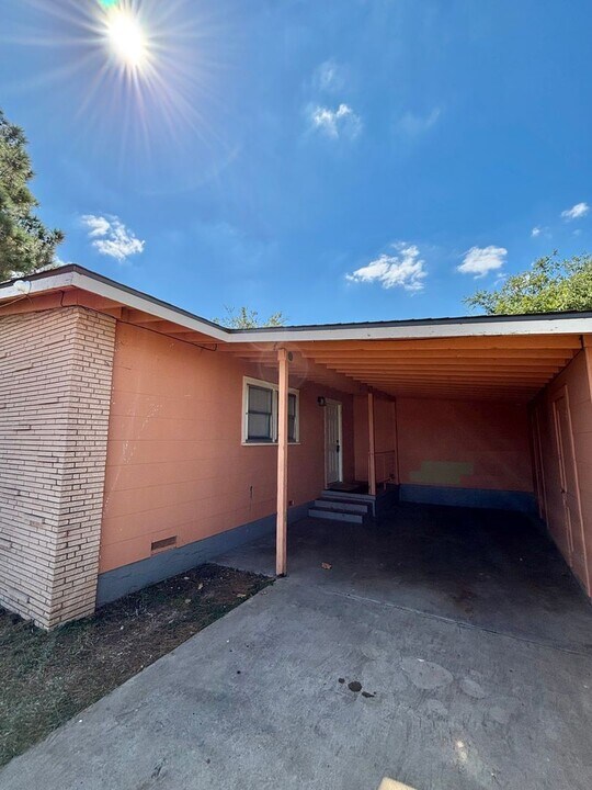 1705 Hassell St in San Angelo, TX - Building Photo