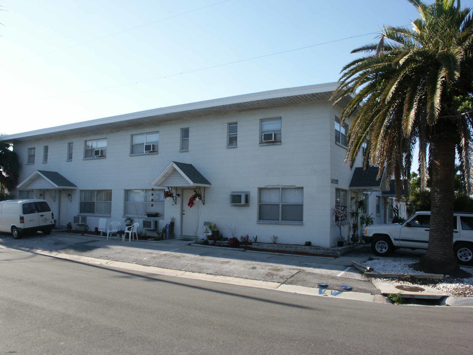 14202 Palm St in Madeira Beach, FL - Building Photo