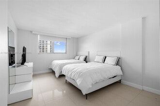 9273 Collins Ave in Surfside, FL - Foto de edificio - Building Photo