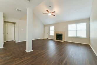 6030 NW Creek Cir in Houston, TX - Foto de edificio - Building Photo