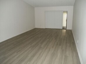 622 Sea Pine Way in Greenacres, FL - Foto de edificio - Building Photo