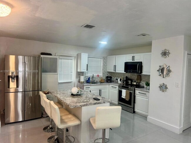 7673 Plantation Blvd in Miramar, FL - Foto de edificio - Building Photo