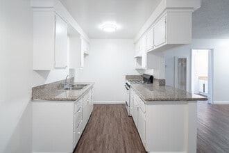 Hampton Pointe Apartments in Hawthorne, CA - Foto de edificio - Interior Photo