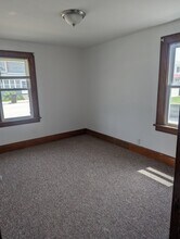 1005 9th Ave, Unit Apartment D - Lower Front in Union Grove, WI - Foto de edificio - Building Photo