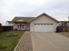 8800-8898 98 Ave in Fort St John, BC - Building Photo