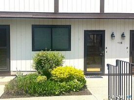 27 Crows Nest Ln in Danbury, CT - Building Photo