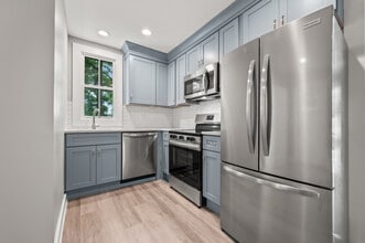 17 Locust St, Unit 17A in Manchester, CT - Building Photo - Building Photo