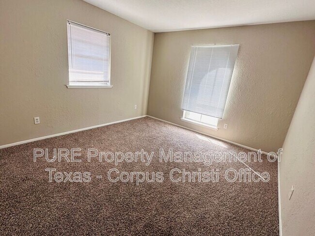 702 Alhambra Dr in Corpus Christi, TX - Building Photo - Building Photo