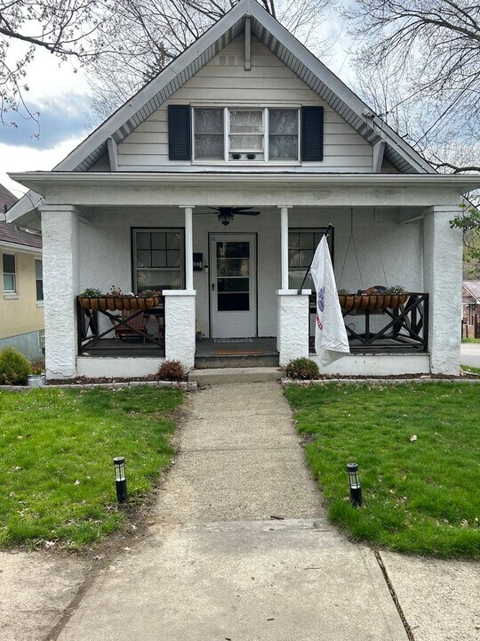 909 Allegheny Ave in Oakmont, PA - Foto de edificio