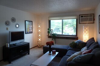 808 Benton Dr in Iowa City, IA - Building Photo - Building Photo