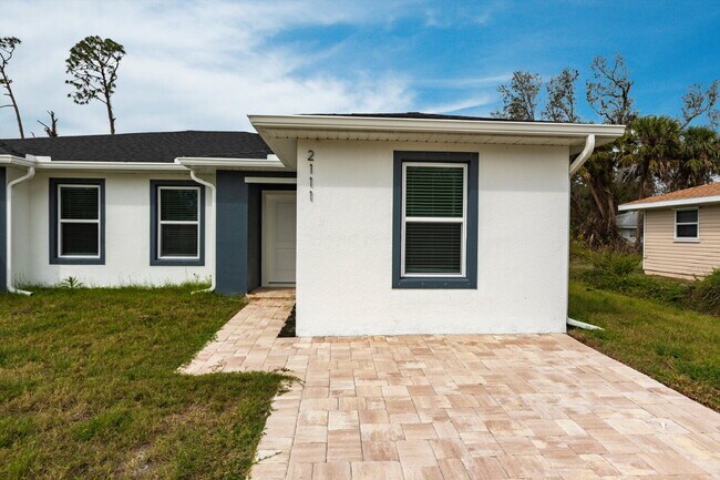 2111 Como St in Port Charlotte, FL - Building Photo - Building Photo