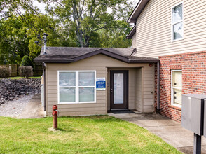 Cedar Place Apartments in Madison, TN - Foto de edificio - Building Photo