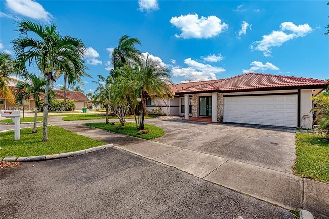 15530 SW 68th Terrace in Miami, FL - Foto de edificio - Building Photo